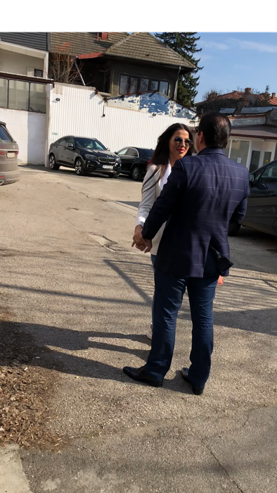 Fostul deputat și Nicoleta, patroana unui renumit local de lângă PRO TV, momente tandre în parcare