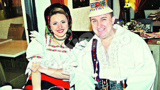 Cornelia si Lupu Rednic sunt acuzati ca au lasat balta un botez in Franta, unde fusesera platiti sa cante! Au tepuit doi romani din Paris!