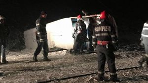 Au fost la un pas de tragedie! Microbuz cu 13 oameni, răsturnat din cauza viscolului
