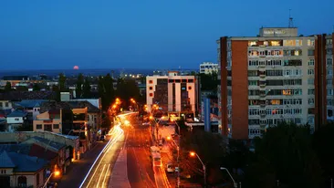 Panică în centrul orașului Galați! Miros puternic de gaz la blocul afectat de tasarea de teren