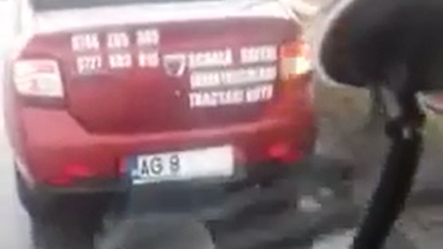 VIDEO INCREDIBIL. Mașină-fantomă pe Autostrada București-Pitești. Circulă cu numărul acoperit, ca să nu plătească rovinieta!