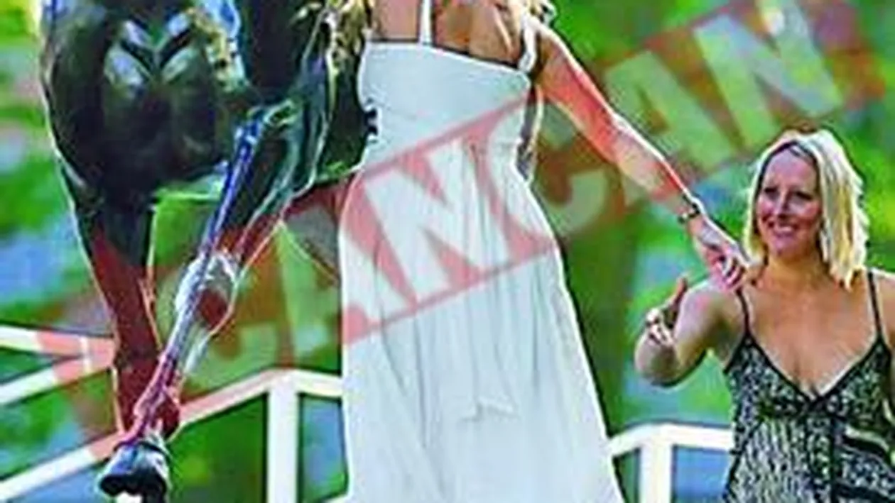 Aristocrata britanica, beata pe statuie