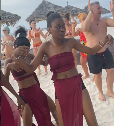 Au răsunat manelele pe plaja din Zanzibar
