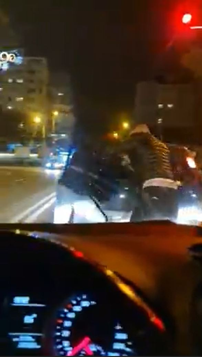 Doi șoferi din Iași s-au bătut în trafic ca-n ringul de box. Imaginile violente au fost filmate de un martor | FOTO