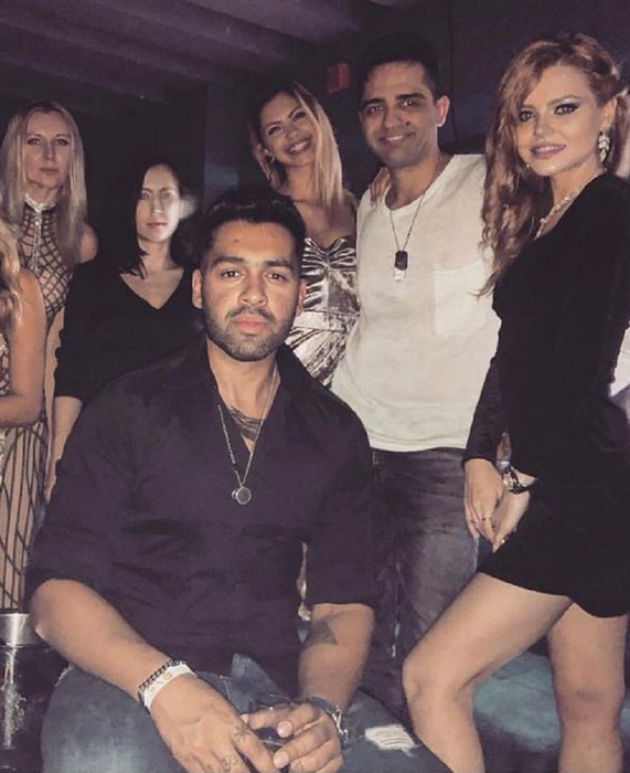 Andreea și Mihai au petrecut alături de câțiva prieteni în Bahraein, de Revelion