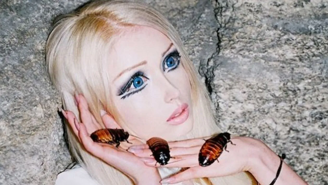 Declaratiile halucinante ale fetei-Barbie: Sunt de pe altă planetă, nu sunt umană