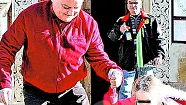 Irinel asteapta de cateva saptamani raspunsul ei la e-mailul privind programul de vizitare de sarbatori. Moni nu se grabeste sa-si faca planuri cu Irina