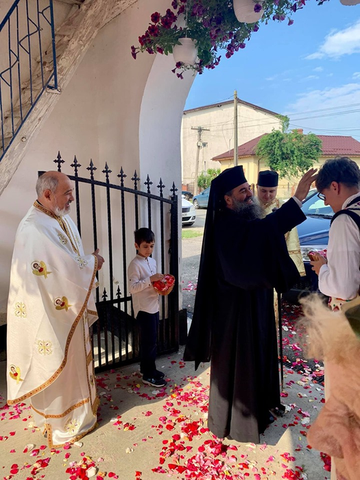 Episcopul Slatinei a pășit pe covor de petale de trandafir la Slătioara