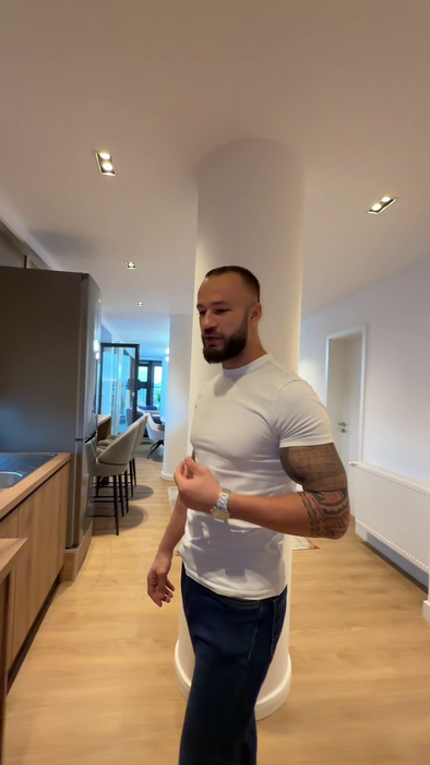 Cum arată penthouse-ul lui Yamato Zaharia. Terasa e uriașă, are jacuzzi, dar tocătorul lui e fascinant!