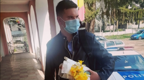 Gestul impresionant făcut de un tânăr polițist din Bacău. Cum a reacționat, atunci când a văzut o bătrână care vindea buchete de flori