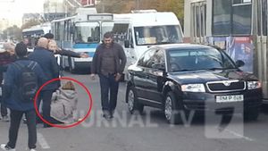 FOTO / Accident teribil! O maşină a Guvernului a lovit o femeie cu un copil în braţe! Gestul scandalos făcut de şofer după incident