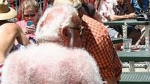 "Daca nu ii vedeam fata, nu as fi crezut ca e om". Vezi ce ascunde sub camasa cel mai ciudat barbat din lume!