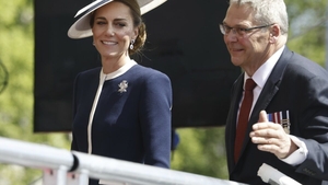 Cu cât se închiriază avionul privat cu care călătorește Kate Middleton, de fapt. Ce pune la dispoziție aeronava Embraer Legacy 600