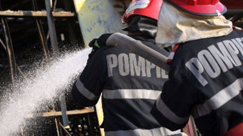 Incendiu în Capitală! Pompierii, blocaţi din cauza…


