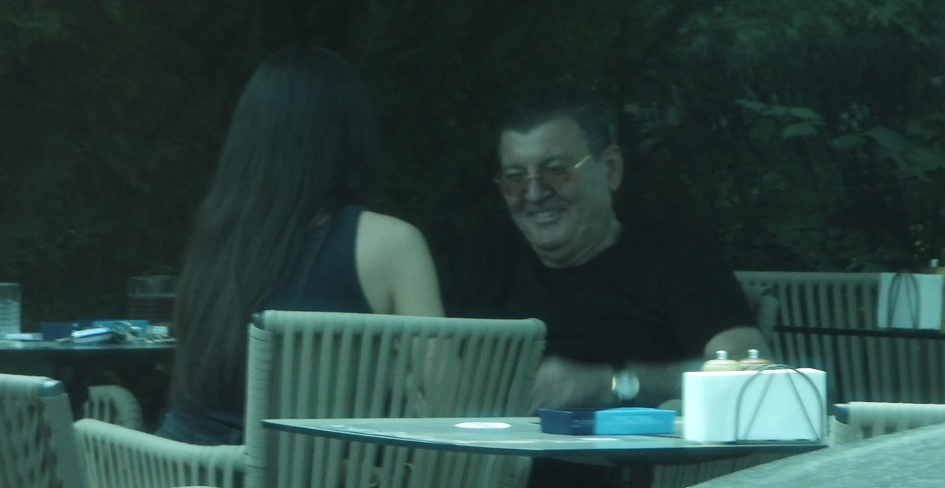 Milionarul Dan Nicorescu, încântat de bruneta din fața lui (Foto: CANCAN.RO)