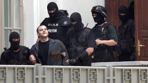 Legatura incredibila dintre cel mai sangeros criminal grec si o romanca! O fosta menajera vrea sa-l ajute sa devina calugar!