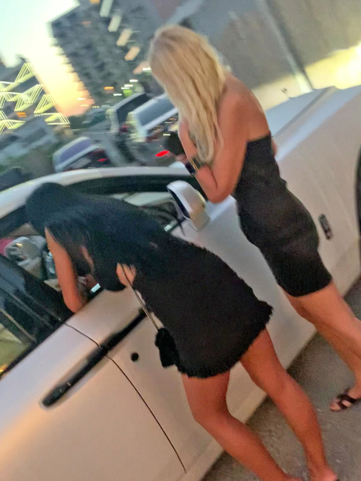 ”Șmecherul cu Rolls Royce” s-a "lipit" de două bunăciuni, una blondă, alta brunetă