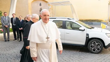 Papa Francisc a primit cadou o mașină Dacia