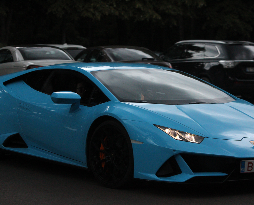 Cuplul părăsește parcul Herăstrău cu un Lamborghini de 350.000 de euro