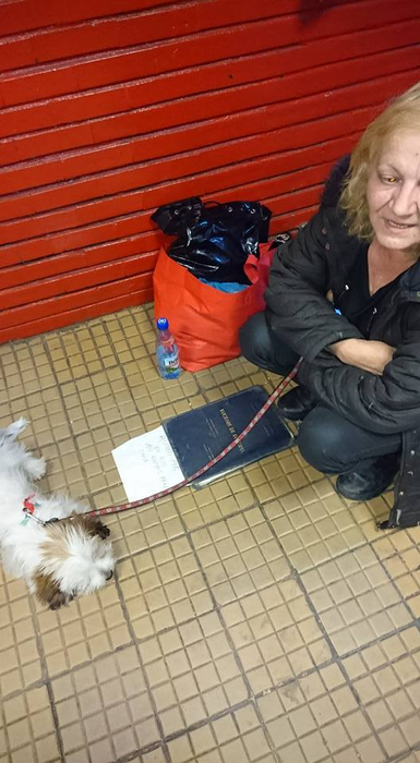 A fost abandonată de rude după ce a fost escrocată imobiliar! Povestea incredibilă a unei femei cu studii superioare care a pierdut tot şi acum cerşeşte la metrou