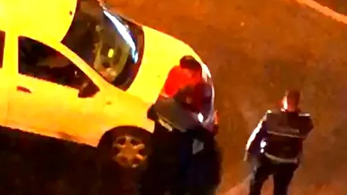 Exclusiv! Scandal ca în filme în miez de noapte între Poliția Română și doi tineri! Un agent a bătut cu bestialitate un bărbat. VIDEO
