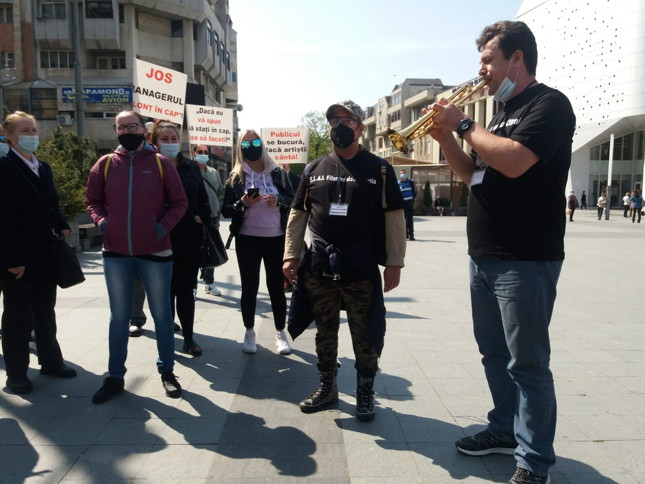 Protest de amploare în Craiova! Cu contractele suspendate, angajații Filarmonicii cer demisia managerului
