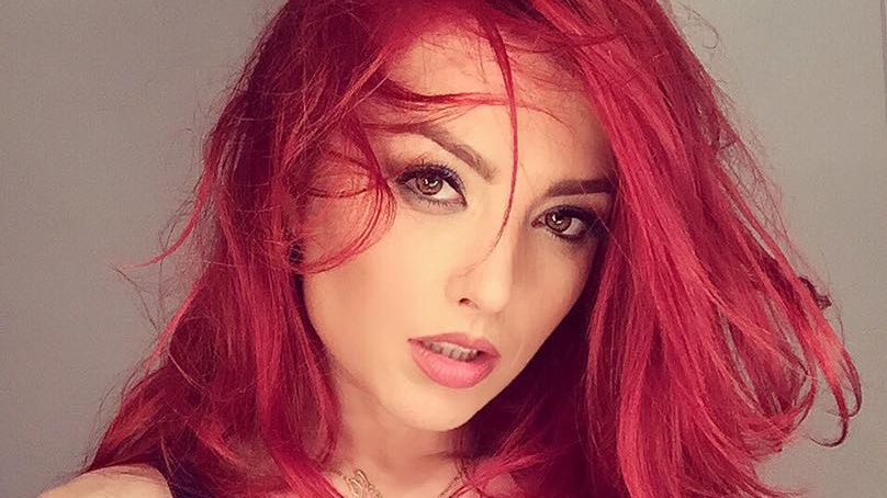 ELENA GHEORGHE a schimbat costumele de baie pe bandă rulantă! Roşcata a lăsat pe toată lumea cu gura căscată după ce s-a afişat aşa