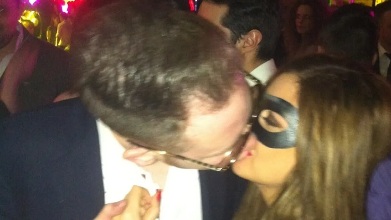 Versace a inceput bine anul! I-a sters rujul, la miezul noptii, unei satene cu masca!