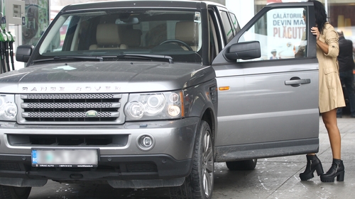 "E sofisticata ma" Aparitie criminala intr-o benzinarie! Cine e bruneta cu picioare lungi care coboara dintr-un Range Rover