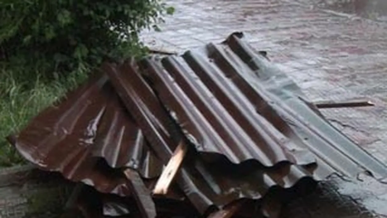 Vantul si ploile fac ravagii in tara! Mai multe acoperisuri de pe casele din Bistrita-Nasaud au fost smulse de furtuni!