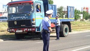 Doar în România se putea întâmpla aşa ceva! Ce a păţit un poliţist care a vrut să-l amendeze pe şoferul unui TIR: "Nu mă aşteptam"