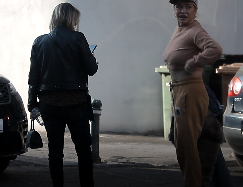 Loredana Groza și-a pus prietena să-i fotografieze abdomenul
