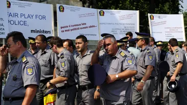 Protestul polițiștilor din 2010 care a luat-o spre Cotroceni din mers. Caschete în aer și scandări furioase