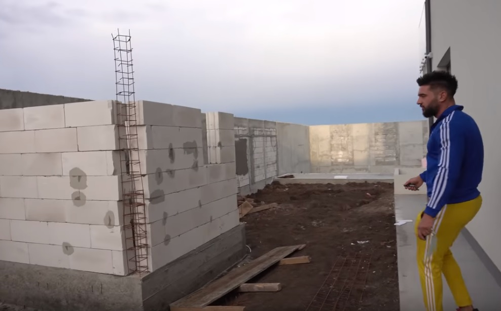 Cum arată curtea casei de 300.000 de euro a lui Dorian Popa. FOTO