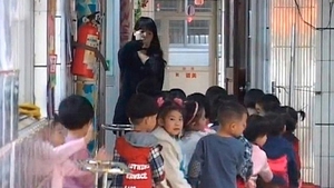 Ce mama ar face asta! Si-a batut copilul cu umerasul! Imaginile sunt SOCANTE