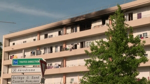 O fetiță de 10 ani s-a aruncat de la etajul patru pentru a scăpa de flăcări. Micuța a supraviețuit ca prin minune