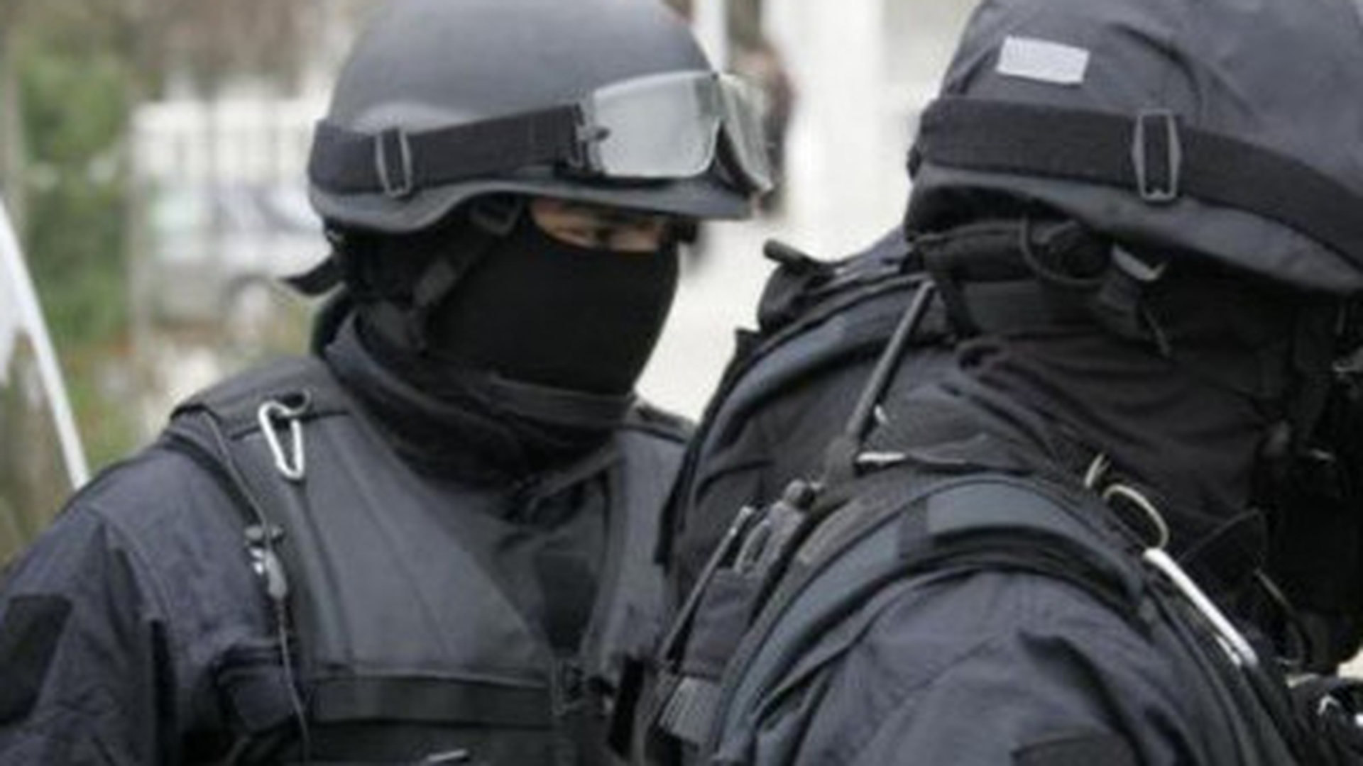 Nu e banc! O braşoveancă a confundat mascaţii care i-au bătut la uşă cu nişte striperi