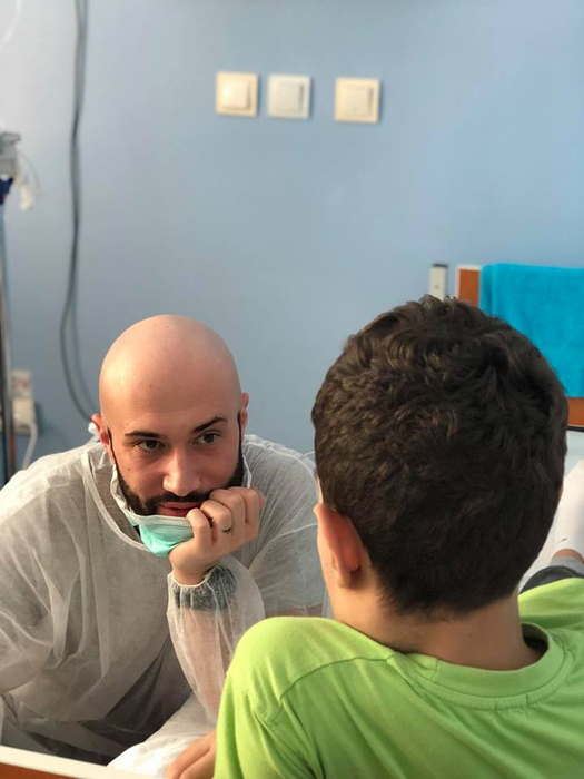 Codin Maticiuc și Mihai Bendeac au vizitat copiii bolnavi de cancer dintr-un spital: „De la doi păcătoși, acum, în Săptămâna Mare transmitem sănătate”