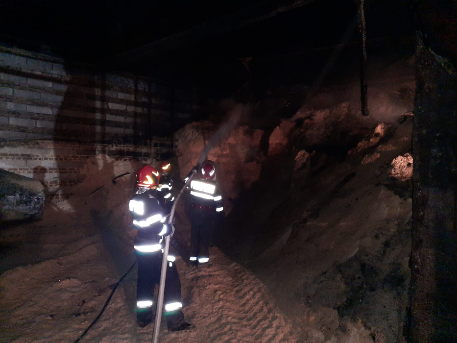 Incendiu devastator în Argeș! Timp de 7 ore, salvatorii s-au luptat cu flăcările violente care au cuprins o hală