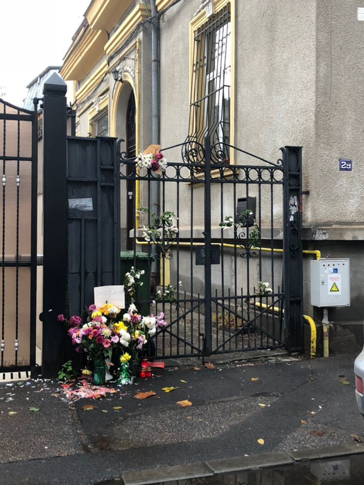 Pe lângă flori şi lumânări, în faţa casei Stelei Popescu a apărut şi un bileţel