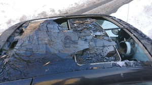 Şi-a curăţat balconul de gheaţă peste maşina lui! Un bărbat şi-a văzut moartea cu ochii
