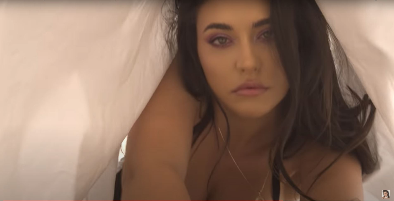 Antonia, în lenjerie intimă sexy în clipul celei mai noi piese, “Muți”: “#1 trending scrie pe ea”. Toate imaginile s-au filmat în vila sa de lux