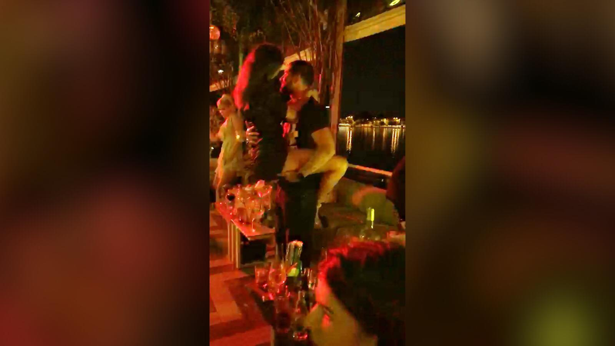 Cătălin Cazacu, asaltat de o sexy puștoaică, în club