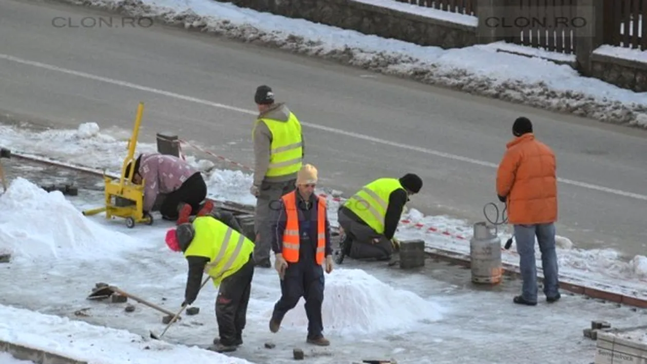 Imagini de cascadorii râsului dintr-o localitate din România! Muncitorii au pus pavele la 0 grade, topind gheaţa cu butelia de gaz!