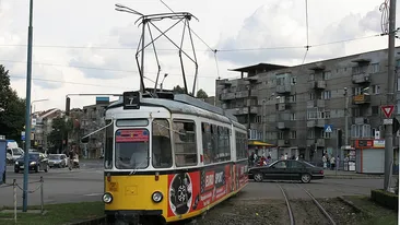 Incident violent într-un tramvai. Un elev a fost lovit cu pumnul şi scuipat de un bărbat care a vrut să îi verifice biletul