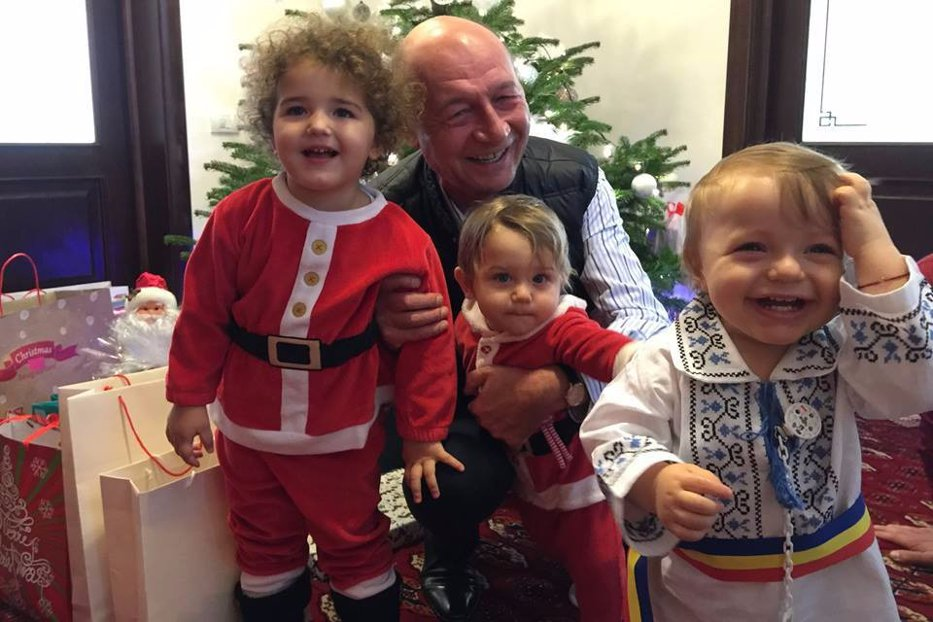Traian Băsescu este cel mai fericit bunic. Absolut toți nepoții sunt niște bomboane de copii FOTO
