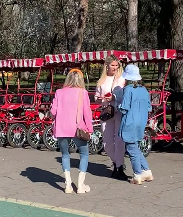 Andreea Bănică, în parc împreună cu familia și câțiva prieteni