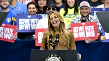 Jennifer Lopez a mers pe scenă pentru a o susține pe Kamala Harris. Ce îi reproșează lui Trump: „Ne-a reamintit cine este cu adevărat”