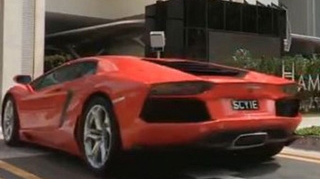 Video absolut uluitor! Milionarii din Singapore isi parcheaza masinile de sute de mii de euro in sufragerii la etajul 20 cu liftul - Ramai interzis