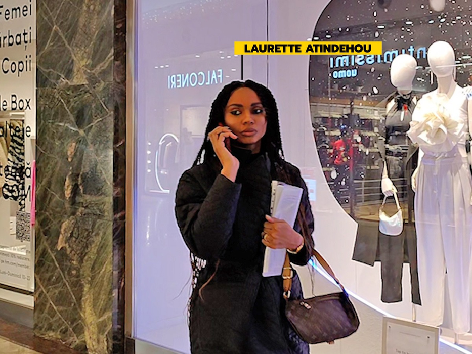 Laurette vorbește la telefon în mall. Foto: CANCAN.RO
